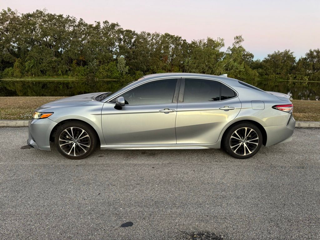 2019 Toyota Camry XLE 2