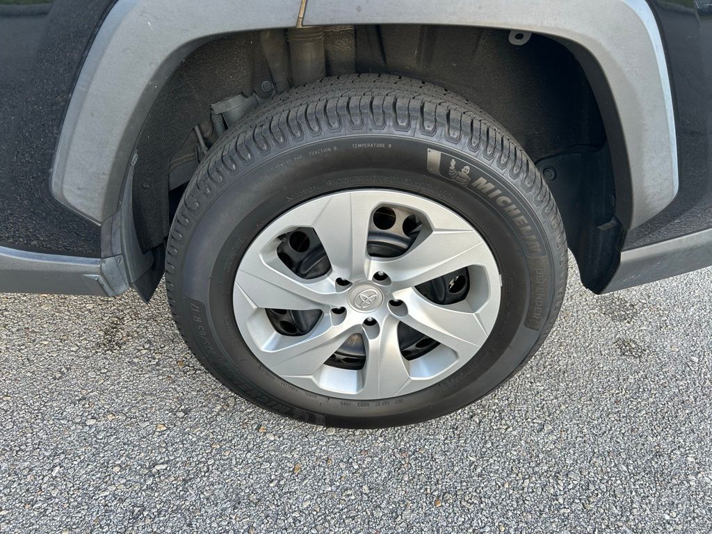 2019 Toyota RAV4 LE 9