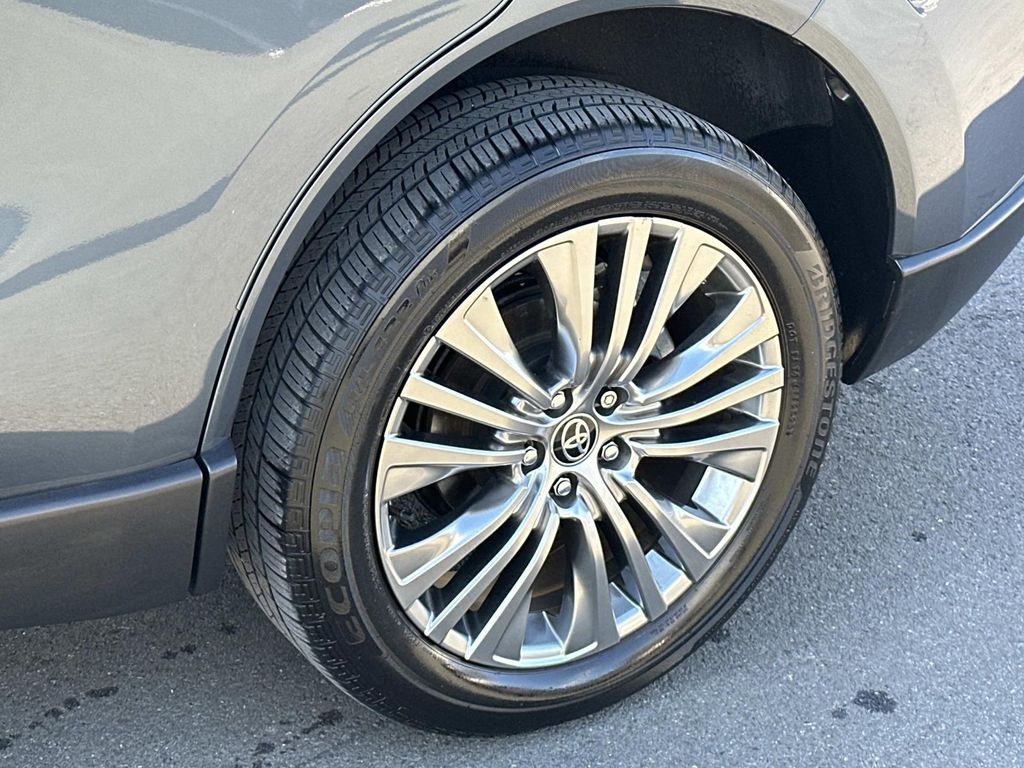 Thumbnail: 2023 Toyota Venza - 16