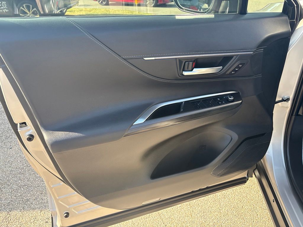 Thumbnail: 2022 Toyota Venza - 11