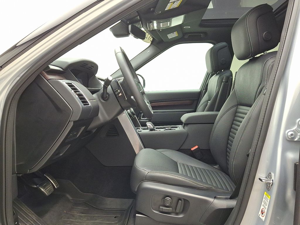 Thumbnail: 2024 Land Rover Discovery - 15