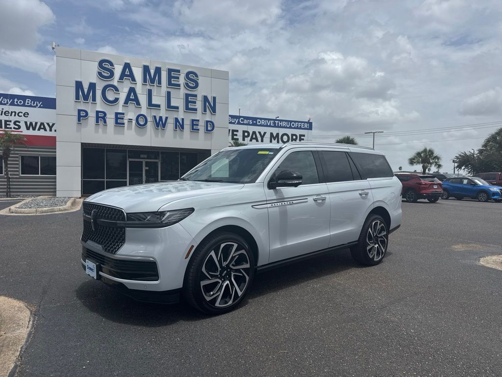 Crystal White Metallic Clearcoat 2026 Lincoln Navigator SUV / Crossover Four-Wheel Drive Automatic