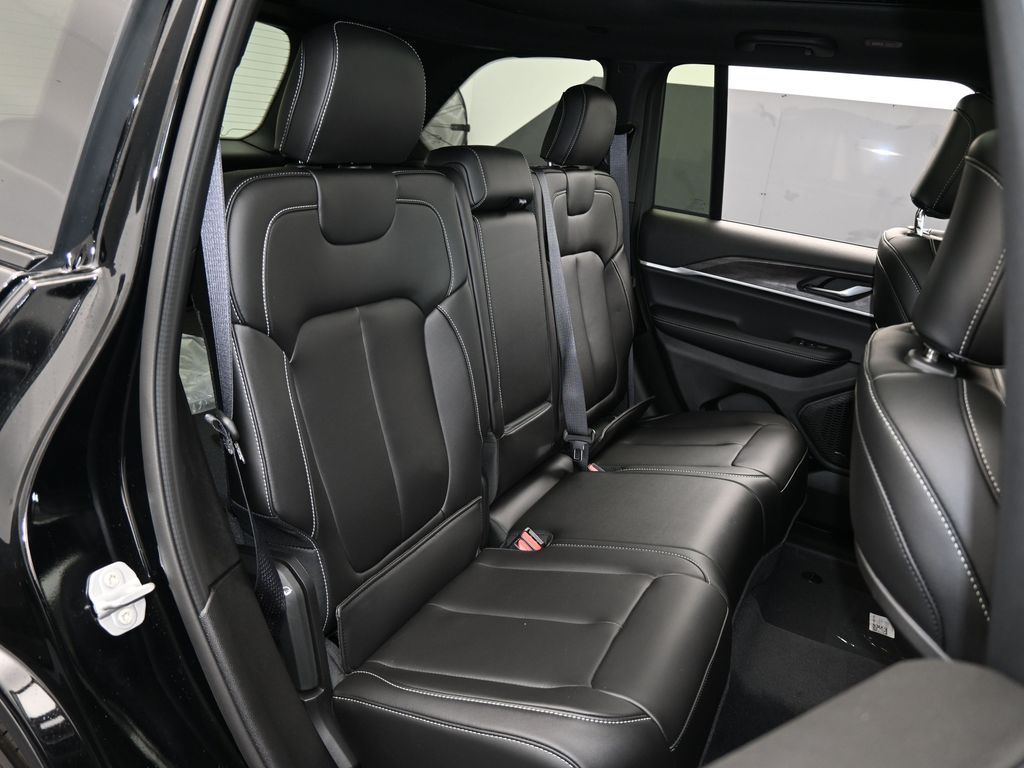 New 2025 Diamond Black Crystal Pearlcoat Jeep Limited image 38