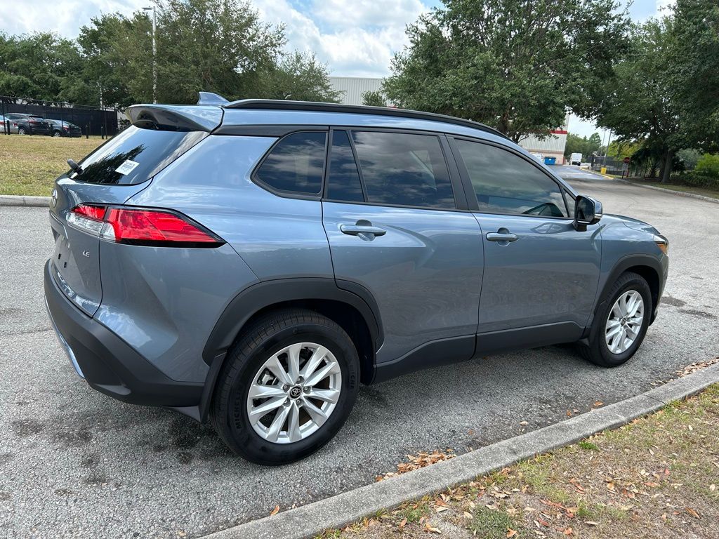2024 Toyota Corolla Cross LE 5