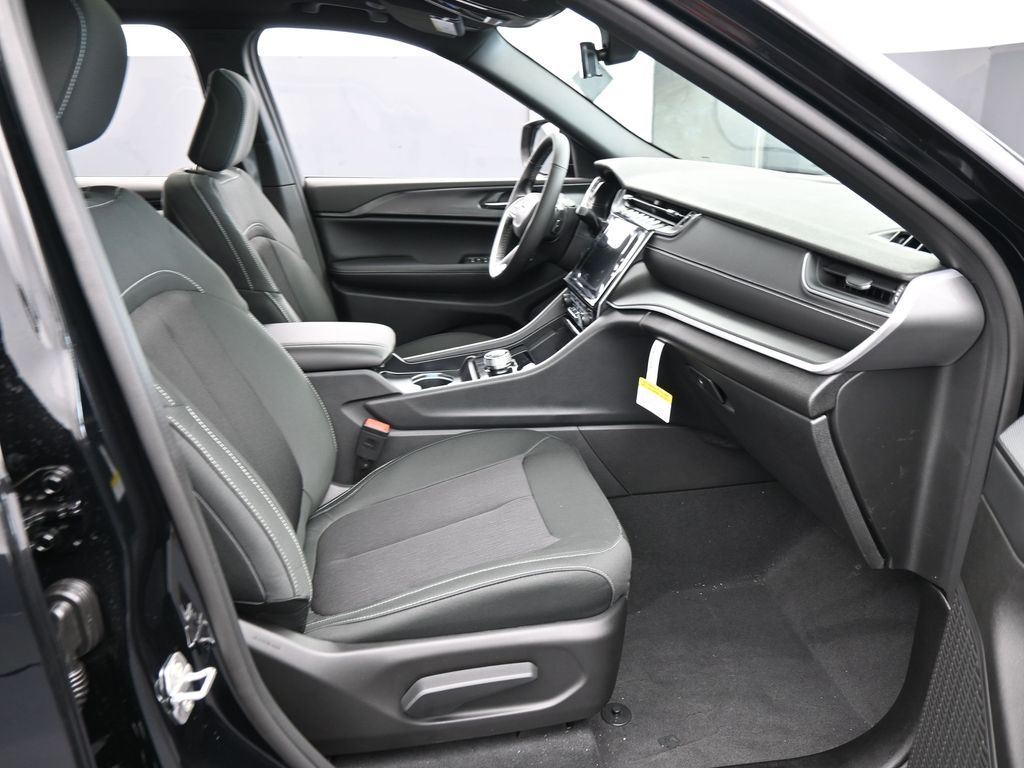 New 2026 Diamond Black Crystal Pearlcoat Jeep Laredo X image 40