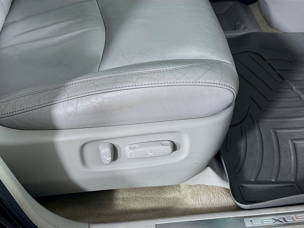 Used 2005 Black Lexus 330 image 22