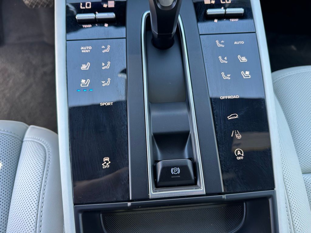 Thumbnail: 2026 Porsche Macan - 25