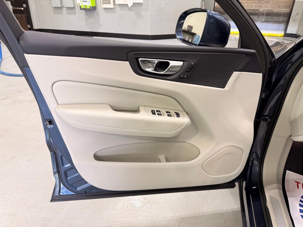 Thumbnail: 2023 Volvo XC60 - 9