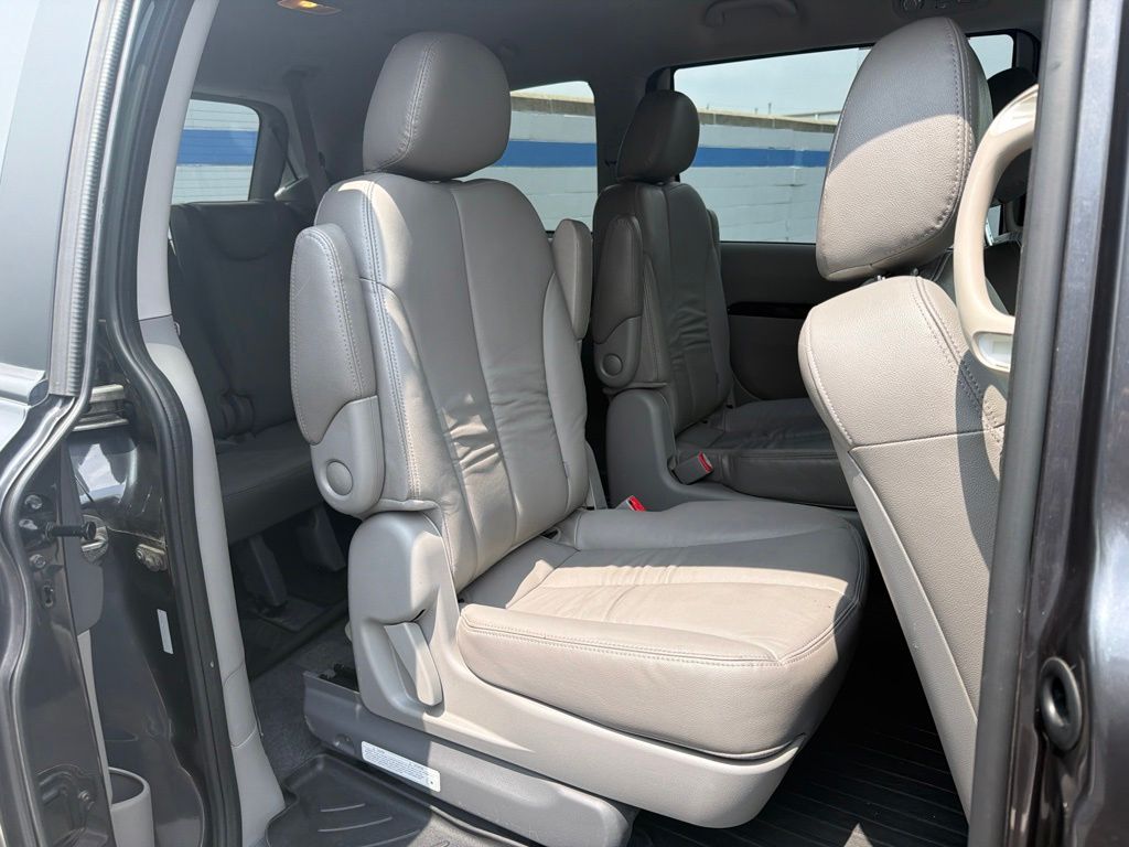 Thumbnail: 2014 Kia Sedona - 24