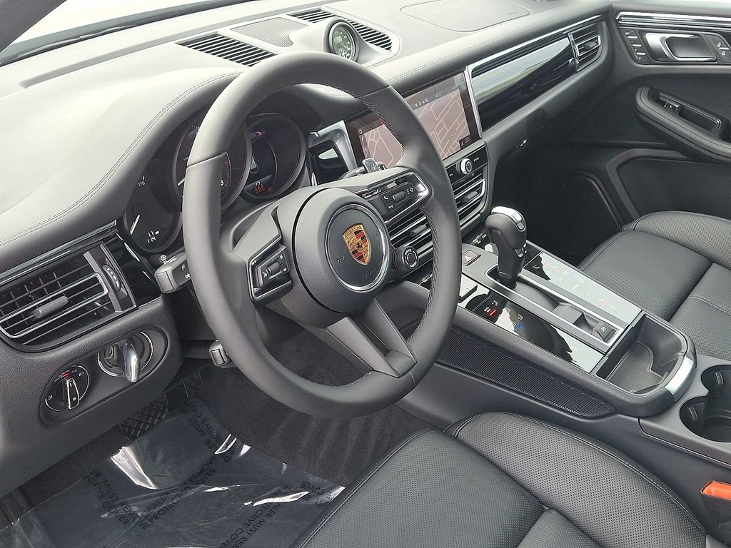 Thumbnail: 2026 Porsche Macan - 4