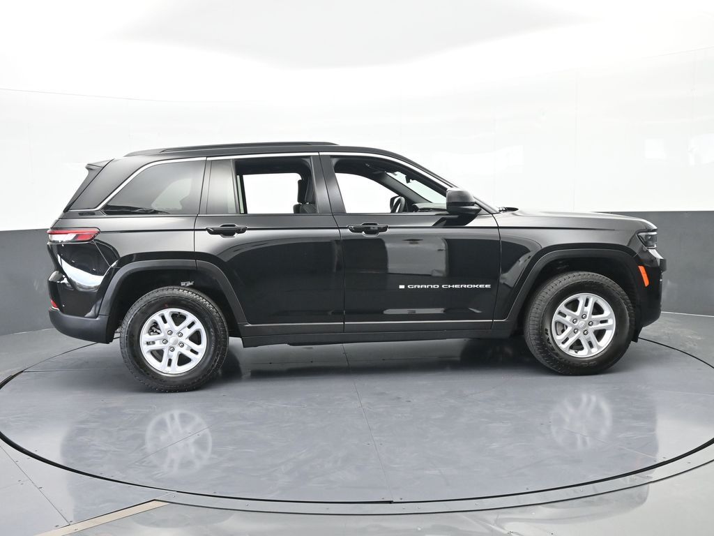 Used 2025 Diamond Black Crystal Pearlcoat Jeep Laredo image 7