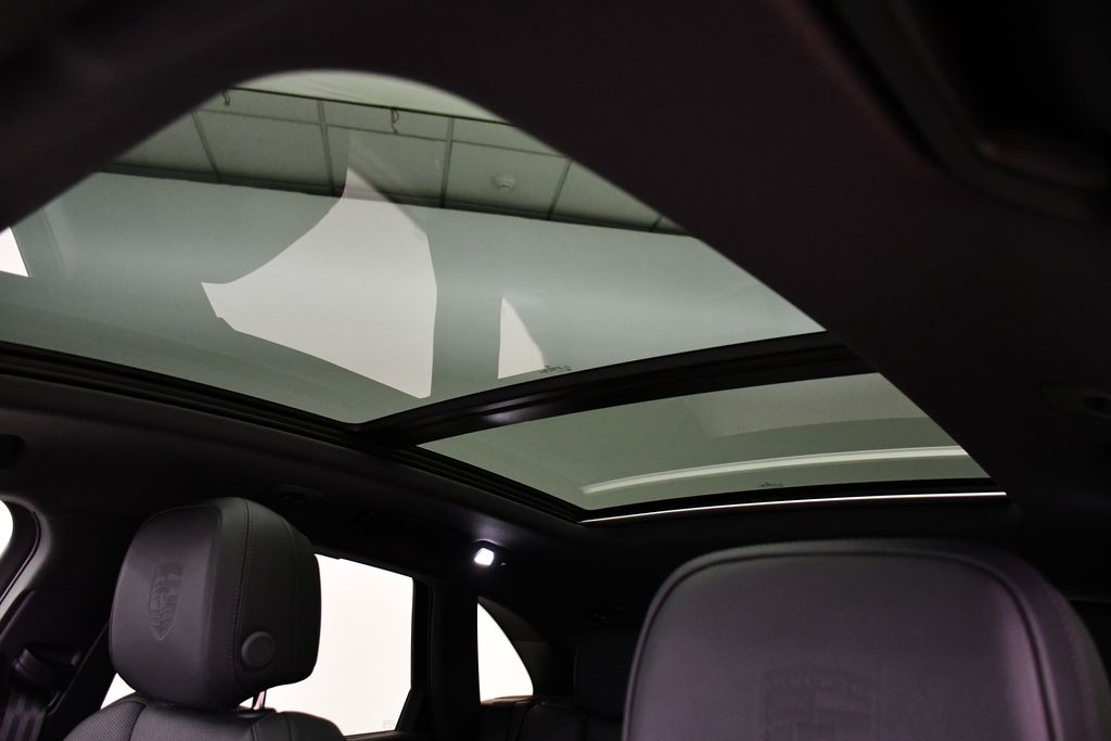 Thumbnail: 2025 Porsche Macan - 20