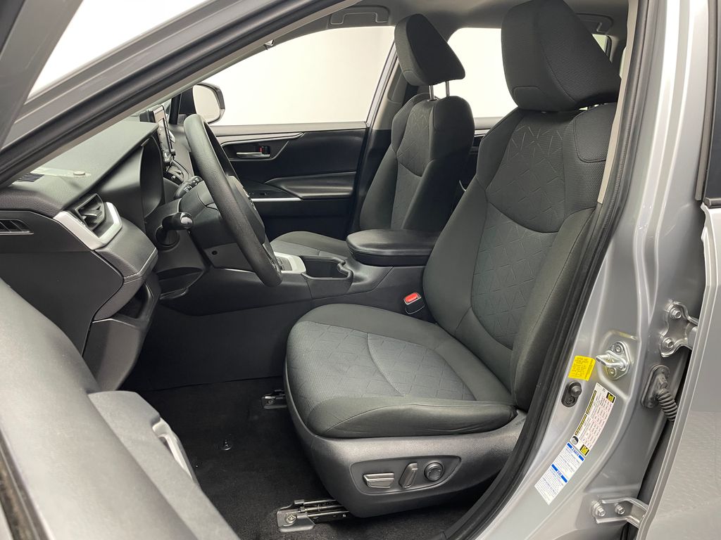 2022 Toyota RAV4 XLE 13