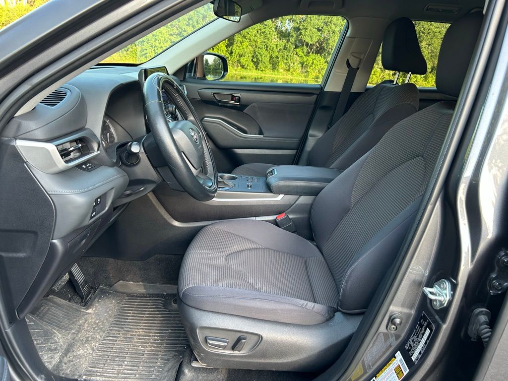 2023 Toyota Highlander LE 14