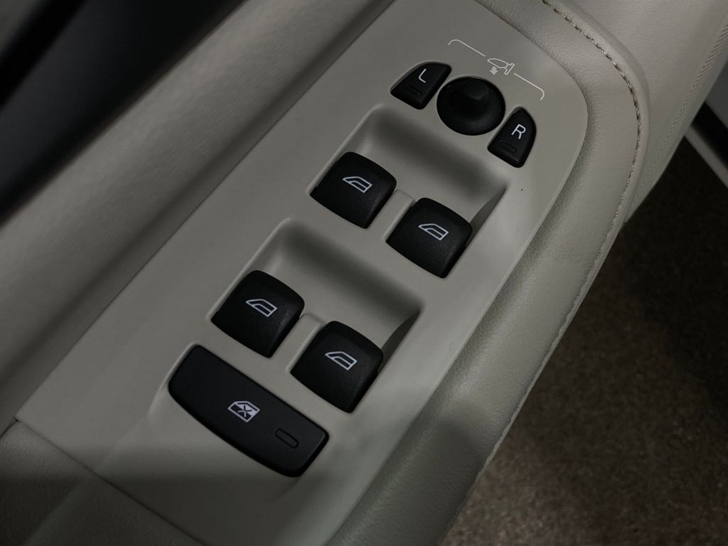 2024 Volvo S60 B5 Core Dark Theme