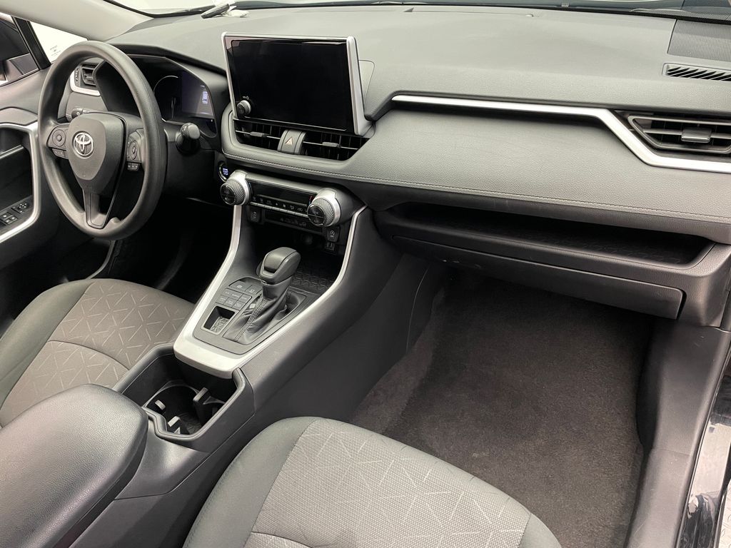 2024 Toyota RAV4 XLE 16