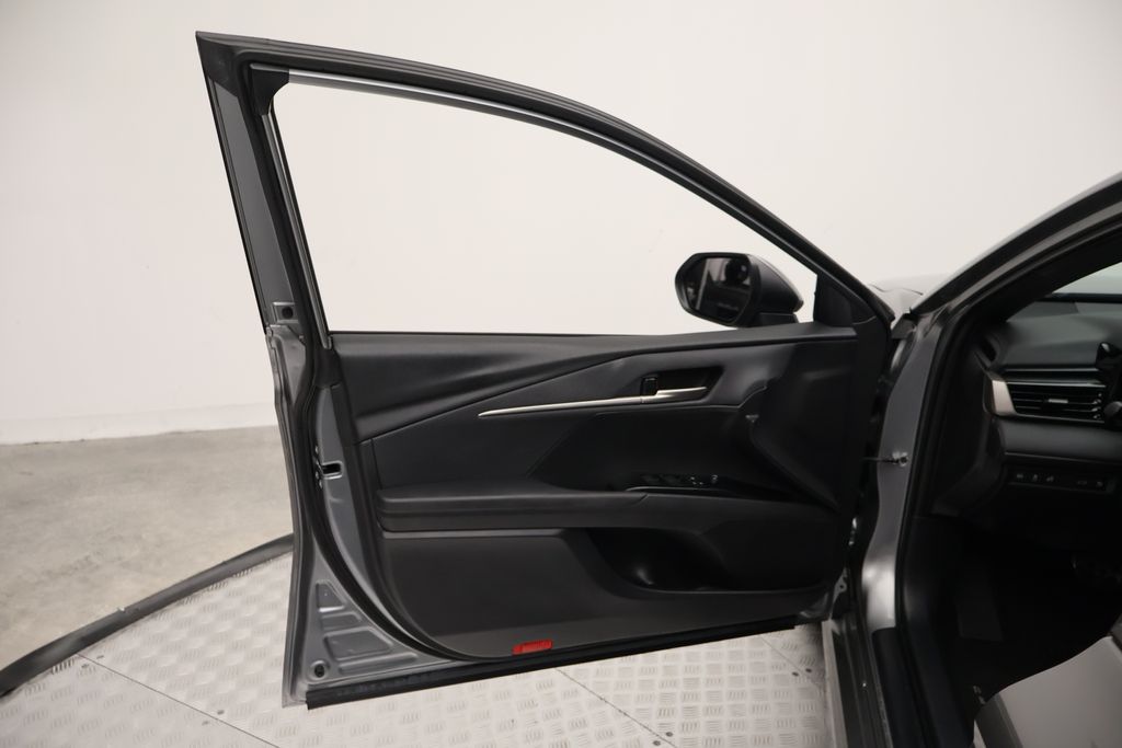 Thumbnail: 2025 Toyota Camry - 16