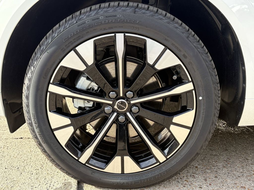 New 2026 Crystal White Volvo B5 AWD Plus image 9