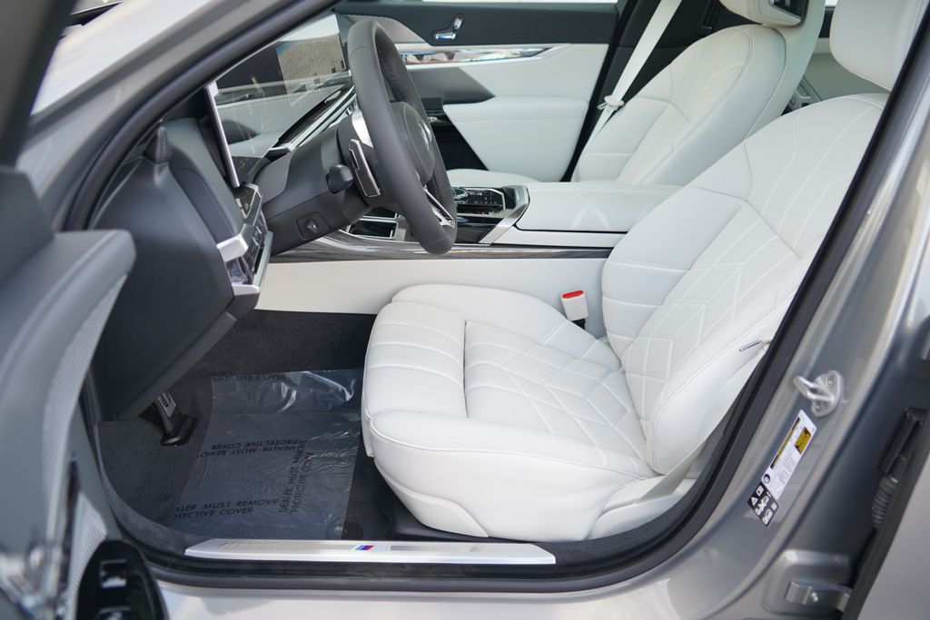 Thumbnail: 2026 BMW 7 Series - 10