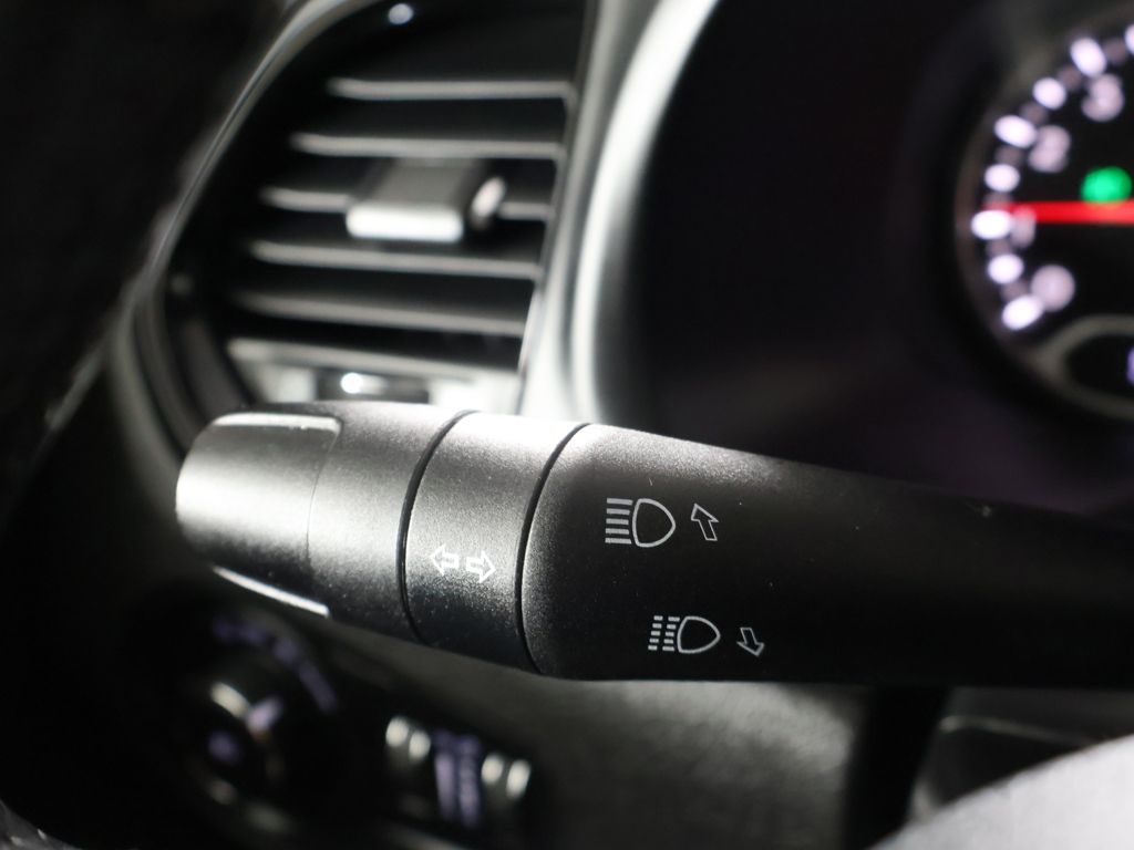 Used 2018 White Jeep Latitude image 37