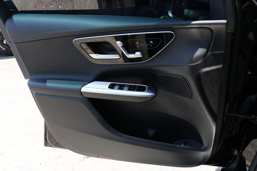 Used 2025  Mercedes-Benz GLC 300 image 11