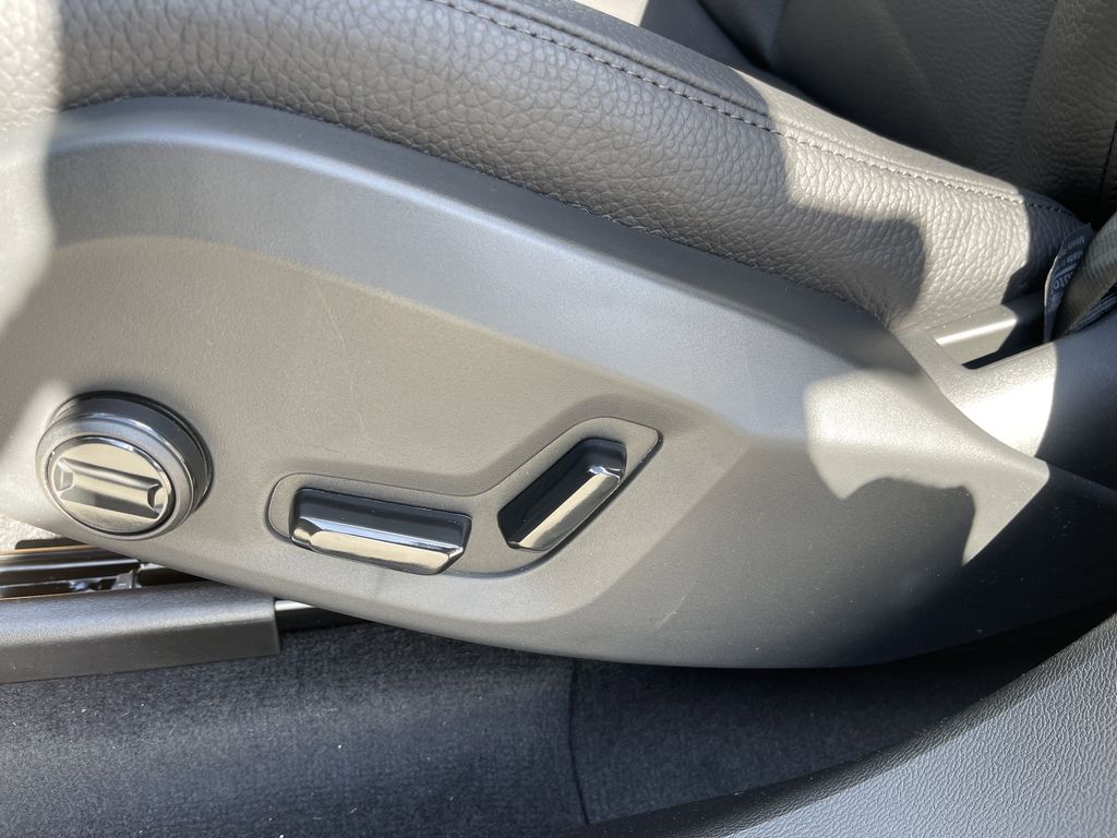 2024 Volvo XC60 B5 Plus Dark Theme photo