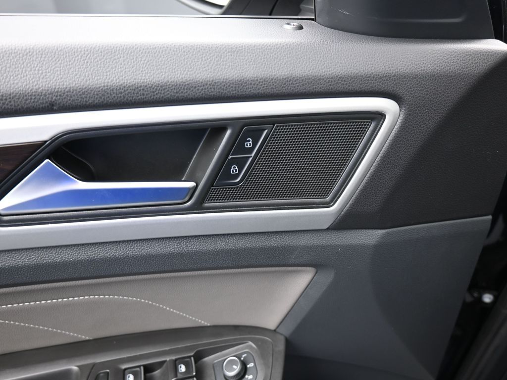 Used 2022 Deep Black Volkswagen 3.6L V6 SE w/Technology image 14