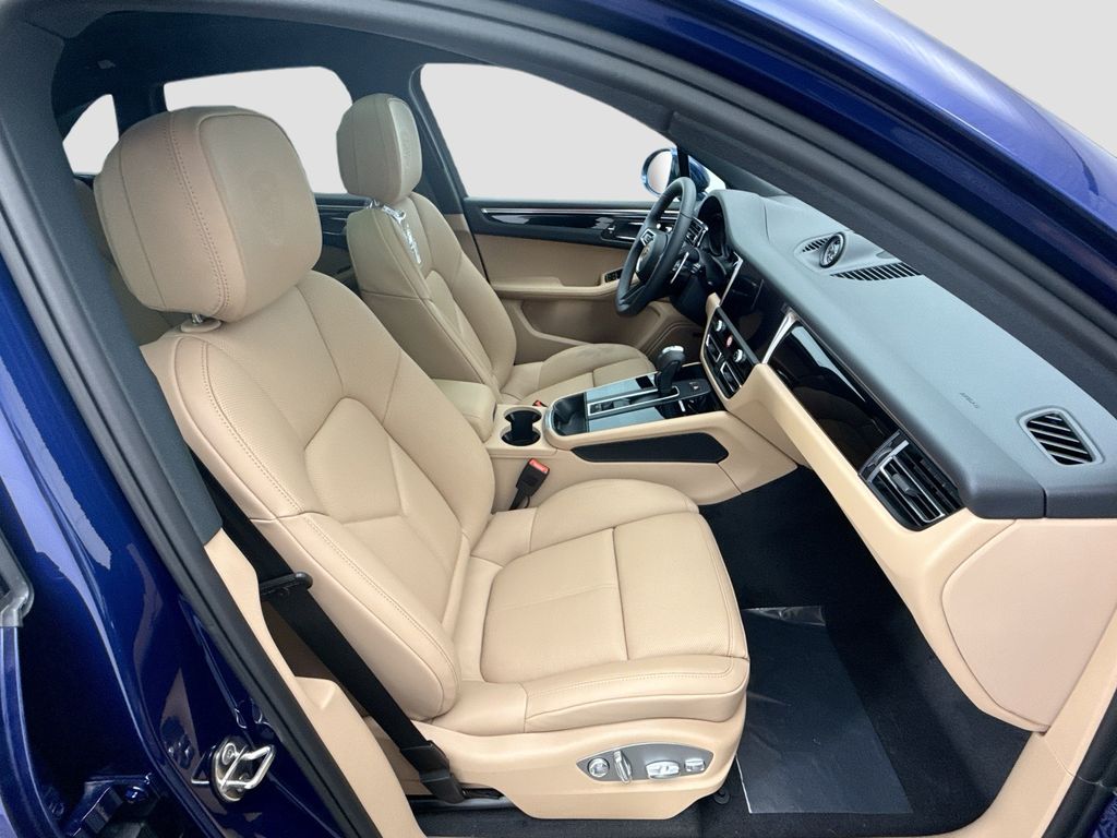 Thumbnail: 2026 Porsche Macan - 22