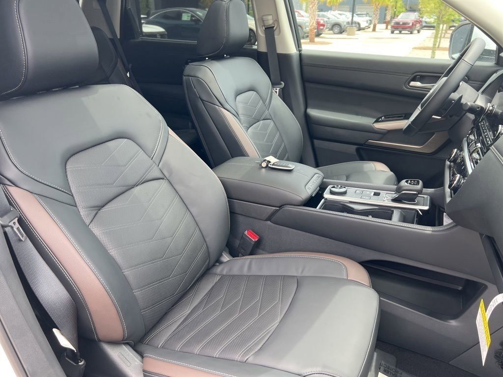 2025 Everest White Pearl Tricoat Nissan Pathfinder Platinum 4X4 SUV