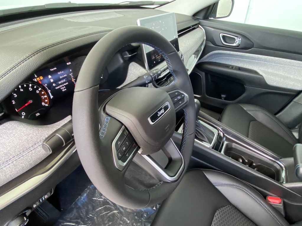 New 2022 Bright White Clearcoat Jeep Latitude image 31