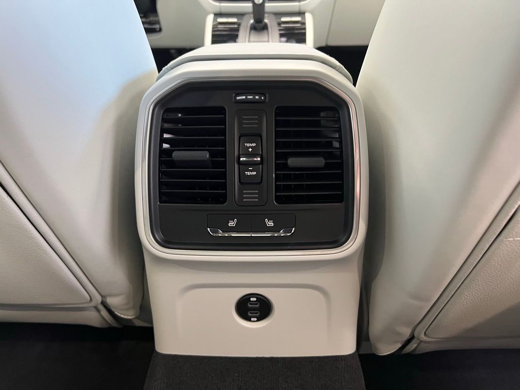 2025 Porsche Macan  17