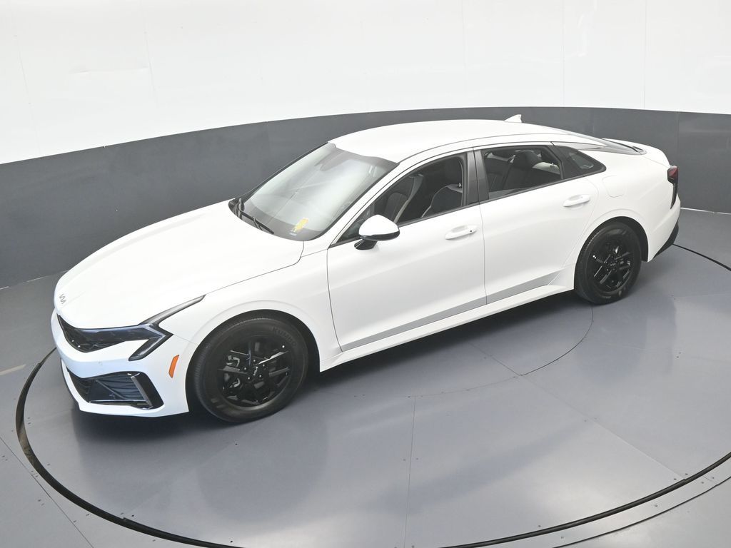 New 2025 Snow White Pearl Kia LXS image 41