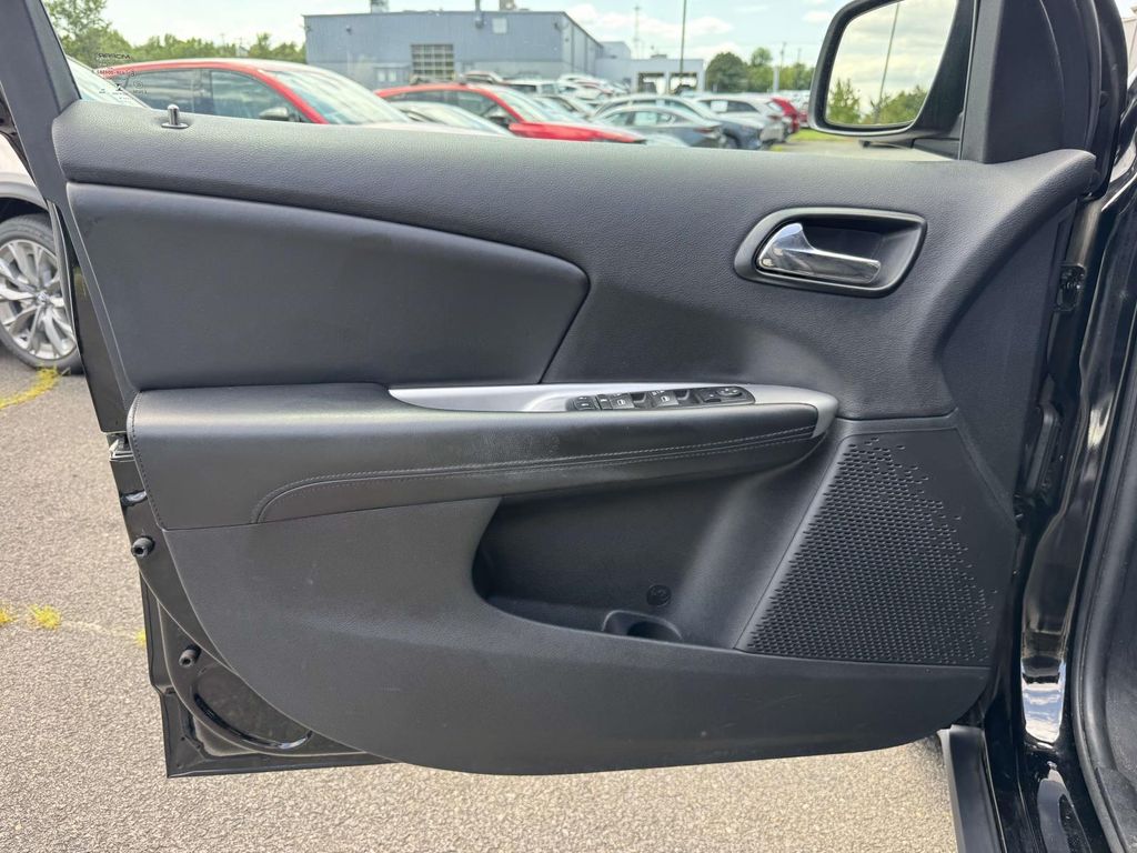 Used 2014 Black Dodge SXT image 25