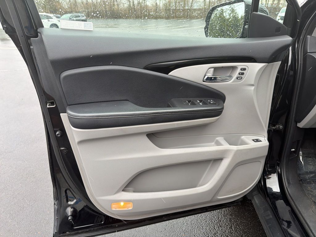 Thumbnail: 2019 Honda Pilot - 19