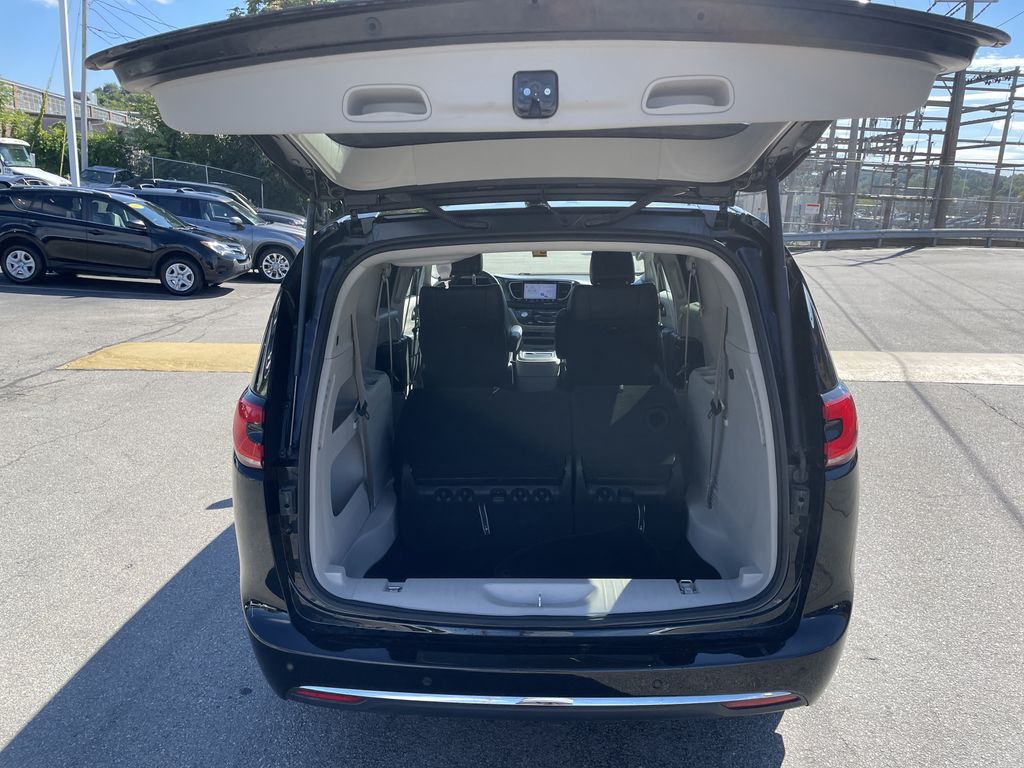 Used 2024 Chrysler Pacifica Van