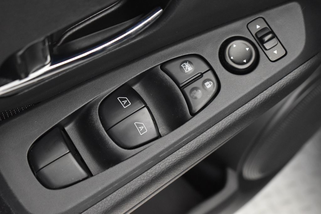 2021 Nissan Kicks SV 11