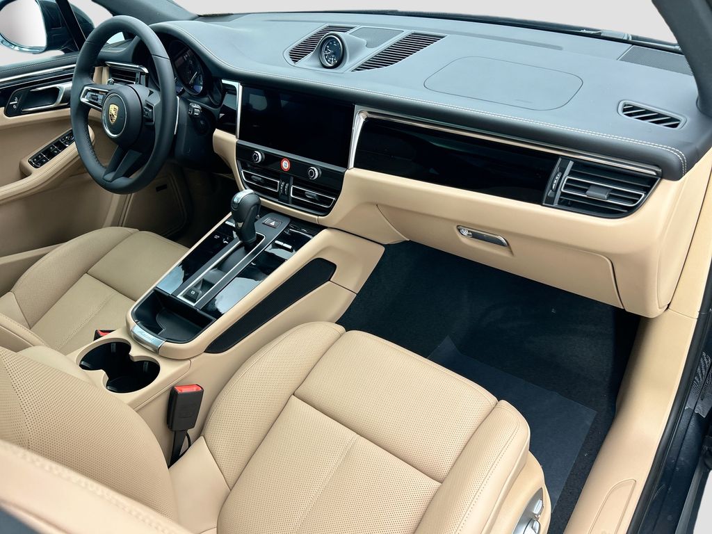 Thumbnail: 2026 Porsche Macan - 20