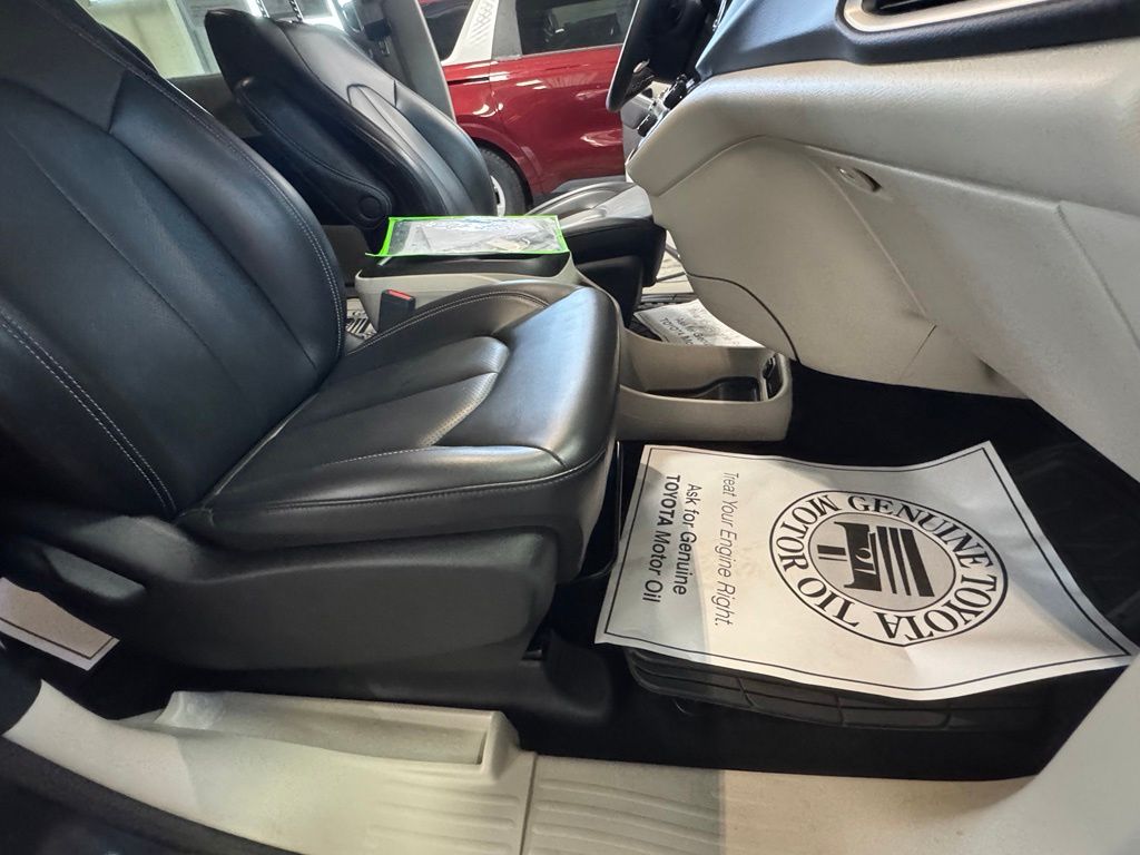 Used 2023 Chrysler Pacifica Van