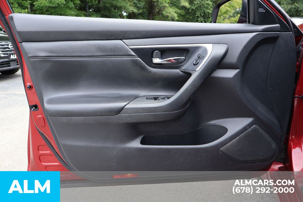 Used 2015 Red Nissan 2.5 SV image 11