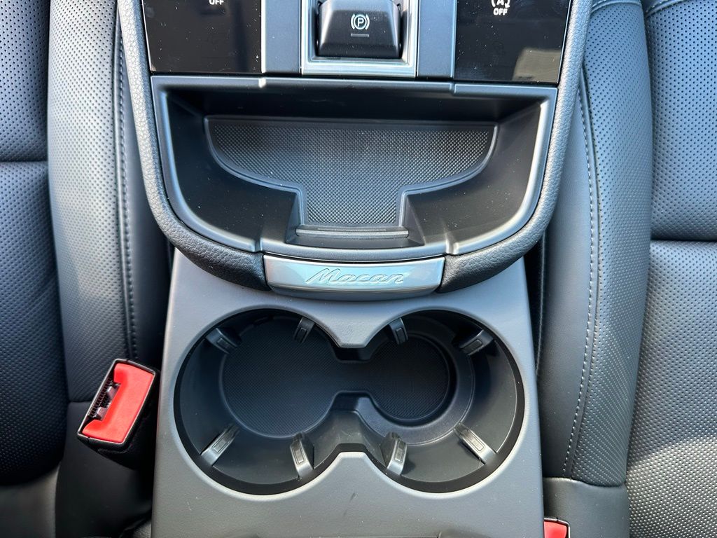 Thumbnail: 2026 Porsche Macan - 26