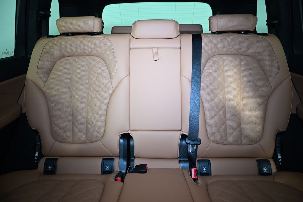 Thumbnail: 2026 BMW X7 - 25