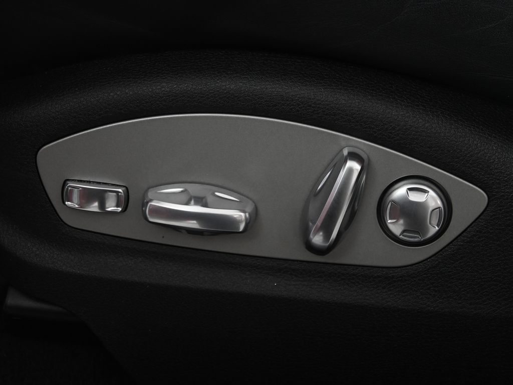 Thumbnail: 2025 Porsche Macan - 30