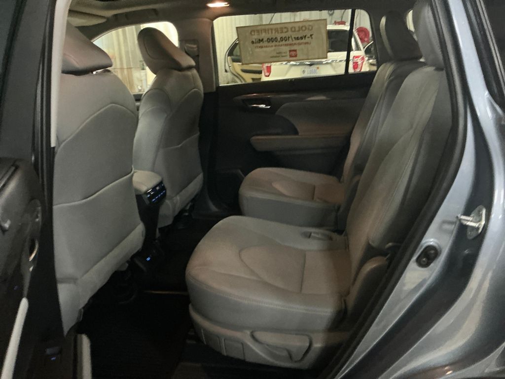 Used 2022  Toyota Platinum image 24