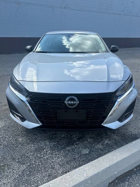 Brilliant Silver Metallic 2025 Nissan Altima Sedan Front-Wheel Drive Continuously Variable Transmission