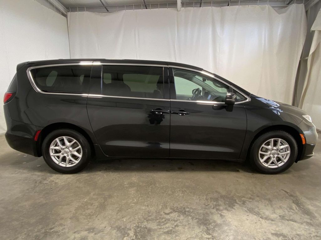 2023 Chrysler Pacifica Touring L photo 2