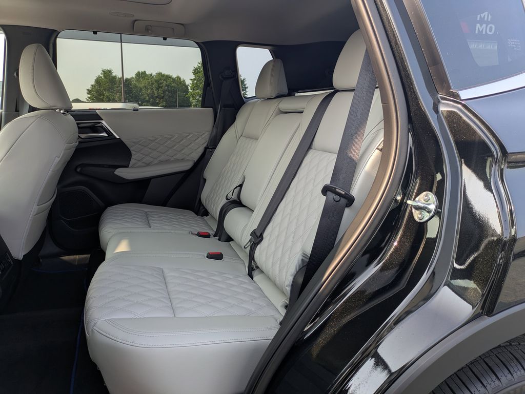 2025 Mitsubishi Outlander Plug-in Hybrid Platinum Edition - Photo 14