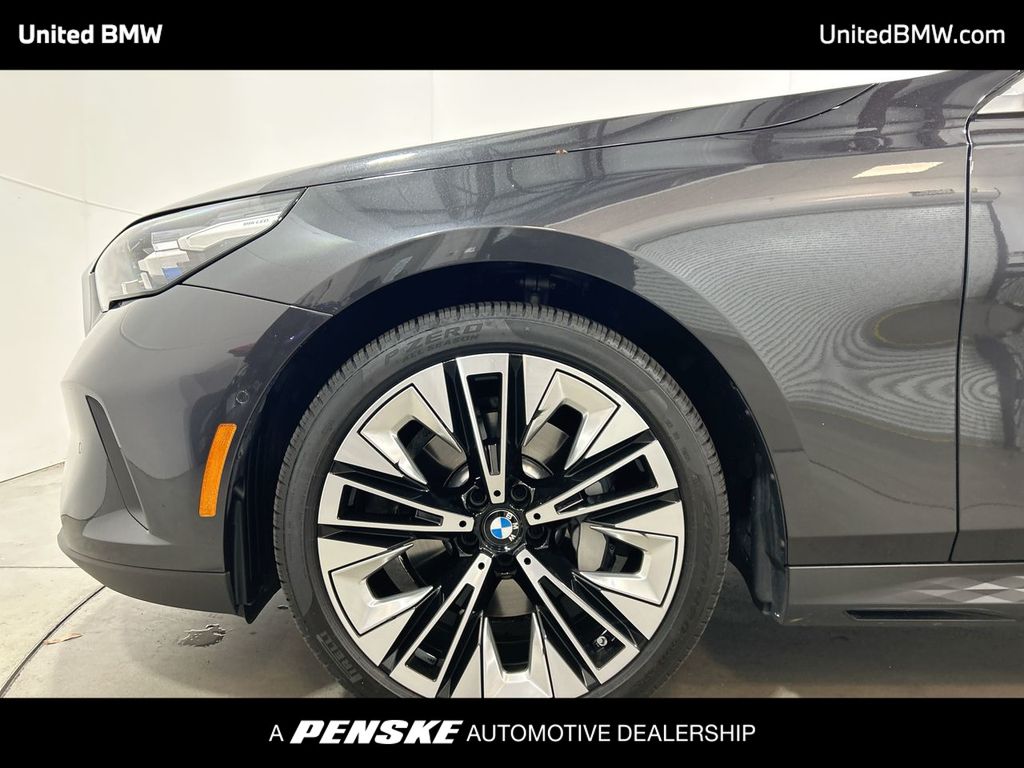 Thumbnail: 2025 BMW 5 Series - 10