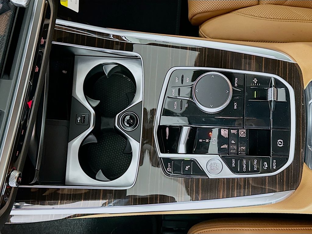 Thumbnail: 2026 BMW X7 - 15