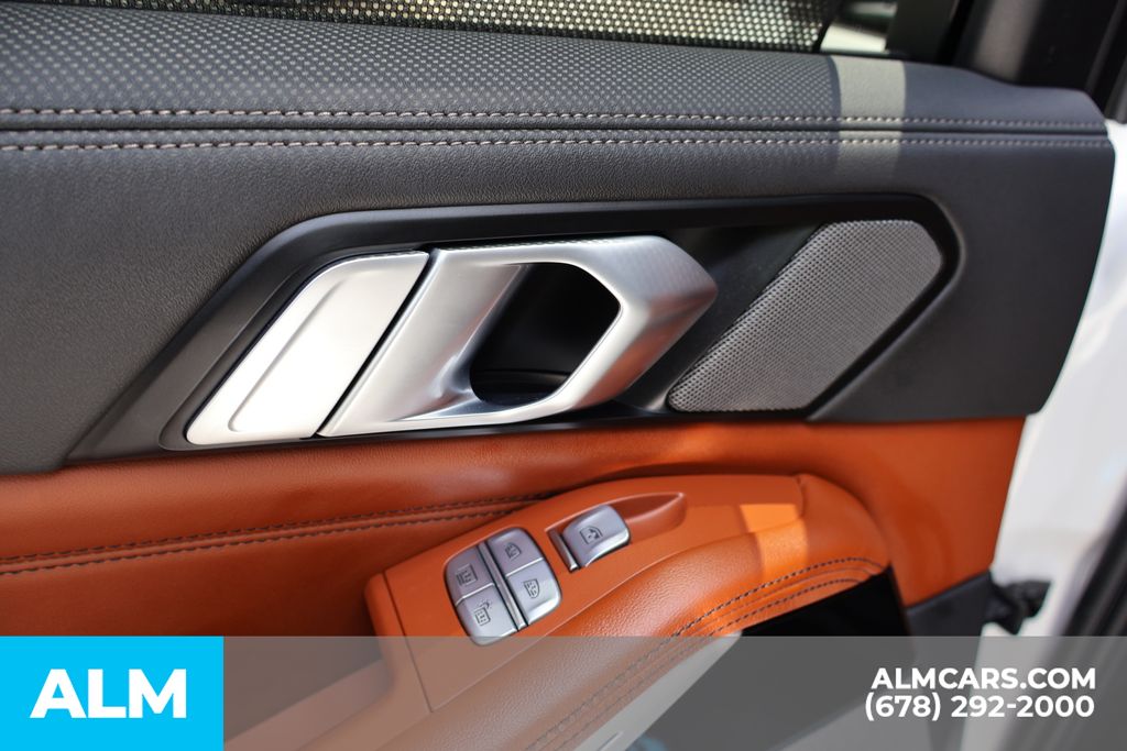 Used 2023 White BMW M60i image 25