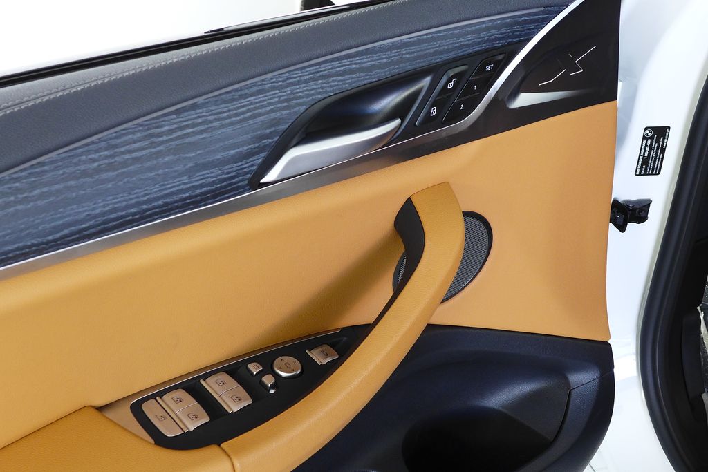 Thumbnail: 2025 BMW X4 - 12